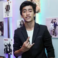 Putra almarhum Uje, Abidzar Al Ghifari mengikuti jejak Ayahnya di industri musik. 