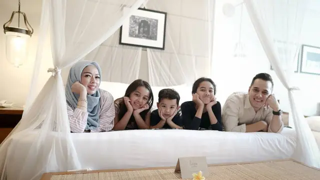 Jarang Tersorot, Ini 7 Momen Kebersamaan Rionaldo Stokhorst Bersama Keluarga