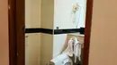 Kondisi kamar mandi di sebuah kamar yang ditempati politisi Partai Demokrat berinisial AA seusai penggeledahan di hotel kawasan Slipi, Jakarta, Senin (4/3). AA ditangkap karena narkoba. (Liputan6.com/HO/Dit Narkoba Mabes Polri)