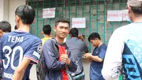 <p>Ratusan orang mengantre menunggu loket tiket pertandingan SEA Games 2023 antara Kamboja vs Filipina dibuka, Minggu (30/4/2023). (Bola.com/Abdul Aziz)</p>