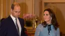Pangeran William didampingi Kate Middleton menghadiri perayaan Hari Kesehatan Mental Sedunia di Istana Buckingham, London, Selasa (10/10). Kate Middleton tampak memperlihatkan perut hamilnya yang sudah sedikit membuncit. (Heathcliff O'Malley/pool AP)
