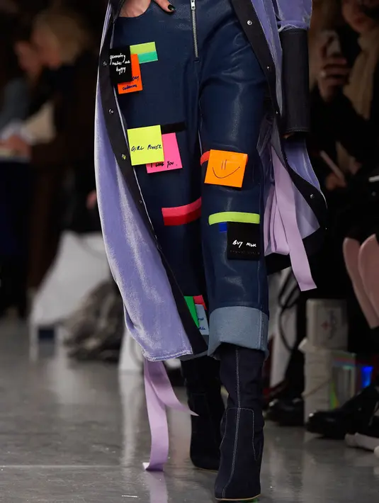 Kertas post-it tertempel pada celana label Fyodor Golan edisi Fall/Winter 2017 selama London Fashion Week di London, 17 Februari 2017. Label asal Inggris itu merilis busana dengan tempelan kertas post-it di setiap koleksinya. (NIKLAS HALLE'N/AFP)