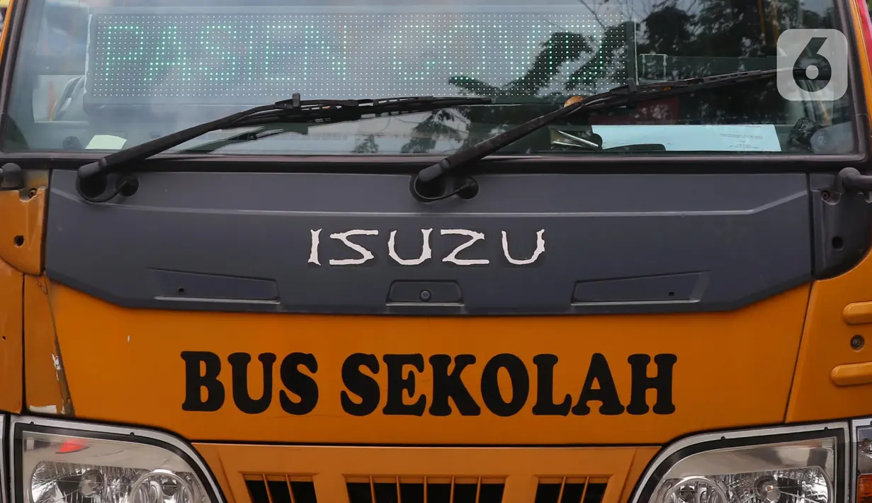 Sebuah bus sekolah disiagakan di Terminal bus Kalideres, Jakarta Barat, Senin (17/5/2021). Bus sekolah tersebut untuk membawa penumpang yang positif Covid-19 menuju Puskesmas Kalideres guna menjalani tes polymerase chain reaction (PCR). (Liputan6.com/Angga Yuniar)