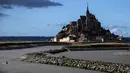 Kastil Mont Saint-Michel terlihat di Normandia, Prancis barat laut (1/9/2019). Pasukan Inggris berulang kali melakukan penyerangan untuk merebut Pulau Pasang ini, namun karena pertahanannya yang cukup kuat pulau ini berhasil dipertahankan. (AFP Photo/Joel Saget)