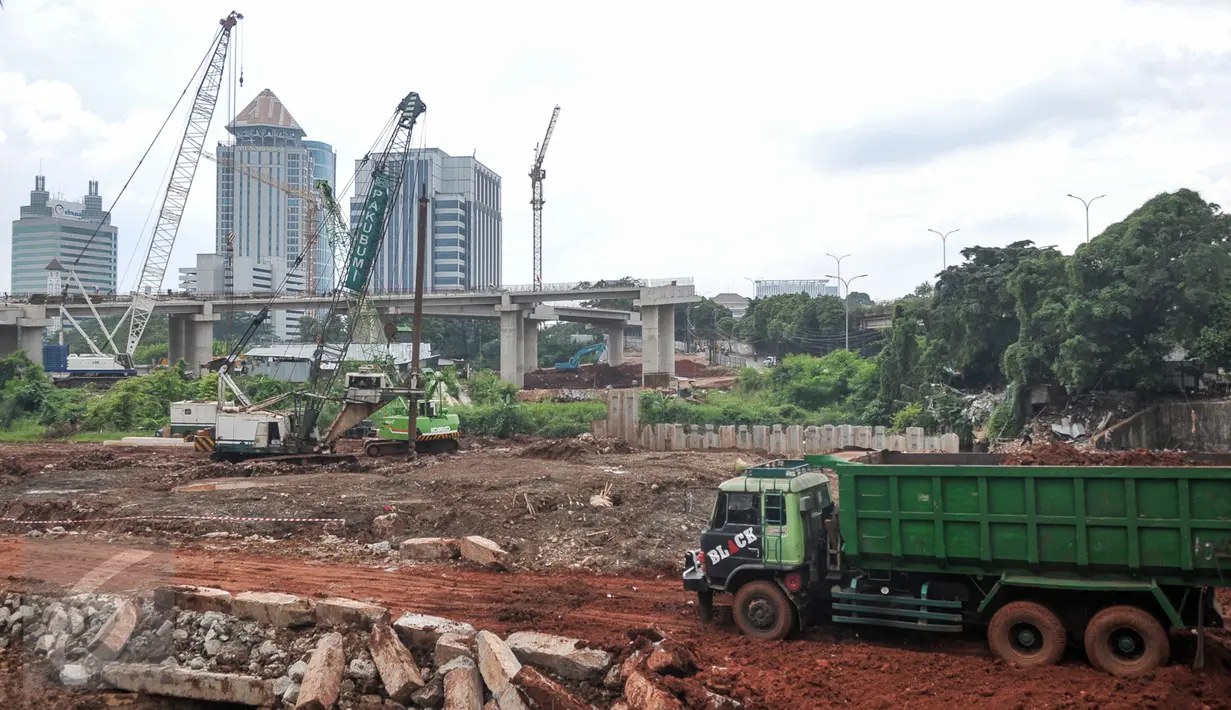Suasana pembangunan jalan Tol Depok-Antasari (Desari) di Jalan TB Simatupang, Jakarta, Kamis (13/10). Jalan Tol sepanjang 21 km ini diprediksi akan rampung pada 2018 mendatang. (Liputan6.com/Yoppy Renato)