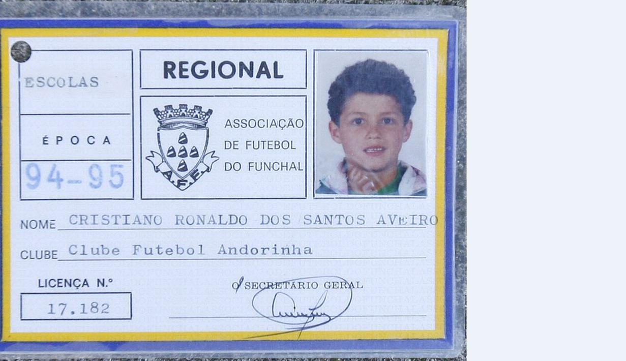 Kartu anggota klub Andorinha yang merupakan klub Cristiano Ronaldo saat berusia 9 tahun. (AFP/ Gregorio Cunha)