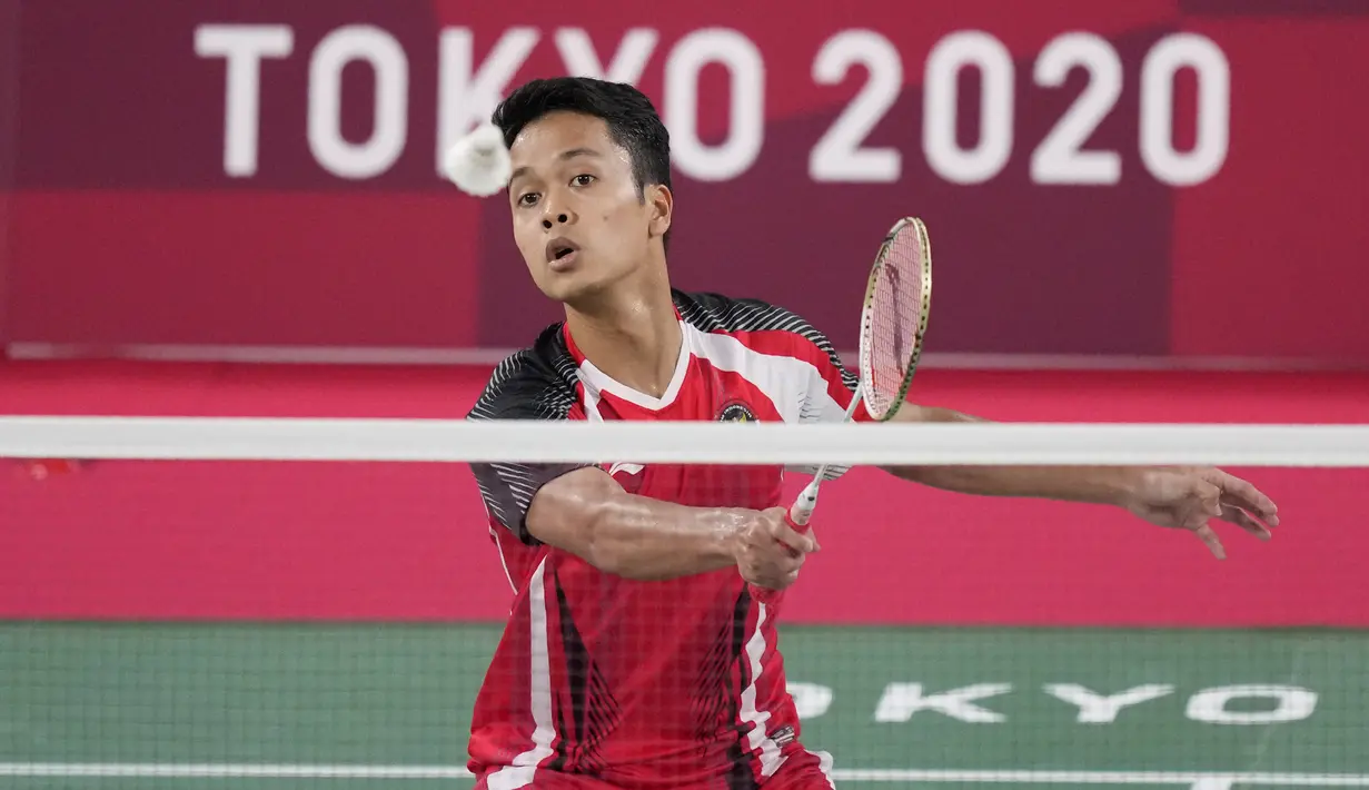 Pebulu tangkis Indonesia Anthony Sinisuka Ginting saat melawan Kevin Cordon dari Guatemala pada perebutan medali perunggu badminton tunggal putra Olimpiade Tokyo 2020 di Musashino Forest Sports Plaza, Senin (2/8/2021). Anthony Ginting menang 21-11 dan 21-13. (AP/Dita Alangkara)