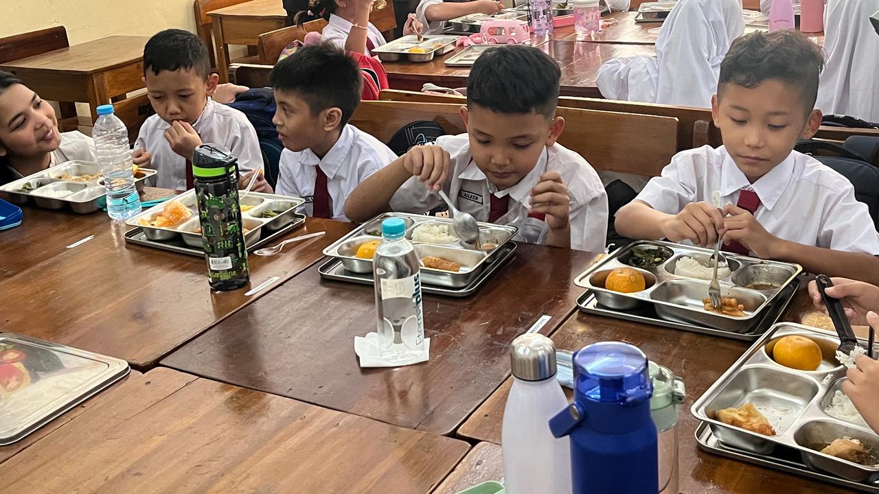 10 Manfaat Makan Bergizi Gratis bagi Anak Sekolah Menurut Ahli