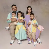 Tak selalu tampil dengan batik ataupun gaya formal lainnya, nuansa color block juga bisa hadirkan gaya lebaran yang seru dan penuh warna. [Foto: Instagram/ ayangkahiyang]