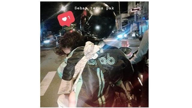 Potret Driver Ojek Online Bawa Anak Saat Bekerja Ini Bikin Haru