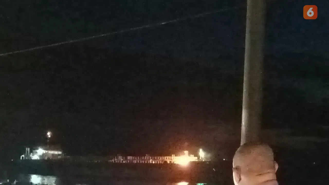 Kapal KM Zulfikar milik pertamina terbakar di perairan Teluk Tomini Kota Gorontalo (Arfandi Ibrahim/Liputan6.com)