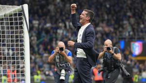 Gelar ini menjadi yang pertama bagi Cristian Chivu yang ditunjuk sebagai pelatih Inter Milan pada awal musim ini. (AP Photo/Luca Bruno)