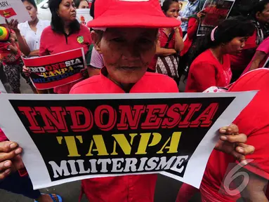 Sejumlah massa dari LBH Jakarta demo didepan Gedung Komisi Pemilihan Pemilu (KPU), Jakarta, Senin (7/7/2014) (Liputan6.com/Faizal Fanani) 