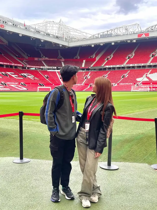 Gaya Cassandra Lee dan Ryuken Lie Liburan ke Old Trafford, Fans MU Sejati Tampil Stylish Saat Stadium Tour