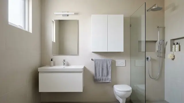 Kamar Mandi Kecil dengan Perlengkapan Gantung