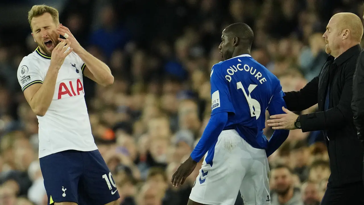 Foto: Setelah Buka Puasa, Doucoure Cakar Muka Harry Kane