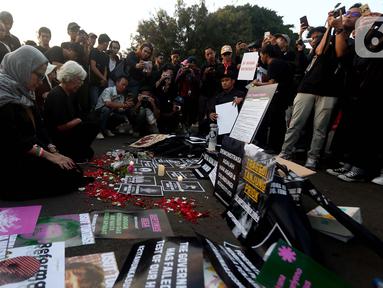 Maria Catarina Sumarsih (kedua kiri), ibu dari Benardinus Realino Norma Irawan (Wawan) mahasiswa Universitas Atma Jaya yang tewas saat Tragedi Semanggi I, bersimpuh saat mengikuti Aksi Kamisan ke-876 yang digelar di Istana Negara, Jakarta Pusat, Kamis (4/9/2025). (Liputan6.com/Helmi Fithriansyah)
