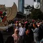 Warga membawa lambang Garuda Pancasila saat Kirab Pancasila pada Hari Bebas Kendaraan Bermotor (HBKB) di kawasan Bundaran HI, Jakarta, Minggu (28/5/2023). (Liputan6.com/Johan Tallo)