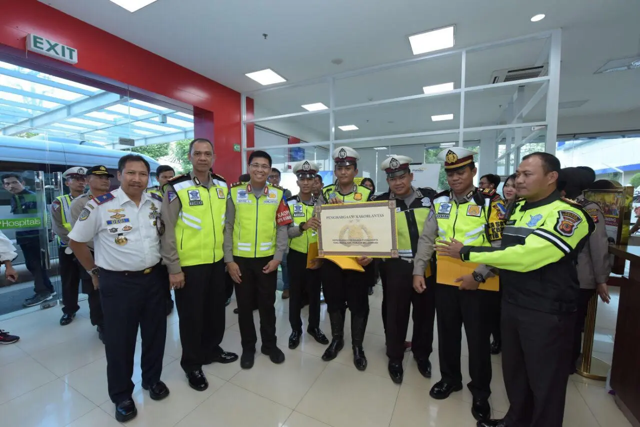 Kakorlantas Polri beri penghargaan polisi yang menolong ibu melahirkan di Tol Cipali (Korlantas Polri)