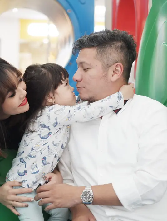 "Saya juga mau sih berhenti. Tapi susah banget ya, apalagi asal pagi ketemu kopi," kata Gading Marten tersenyum. (Instagram/gisel_la)