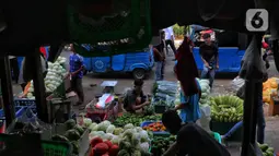 Aktivitas perdagangan di Pasar Senen, Jakarta, Jumat (16/9/2022). Pemerintah memprediksi laju inflasi sebesar 1,38% pada September 2022. Adapun prediksi ini akibat kenaikan harga bahan bakar minyak (BBM). Kementerian Keuangan mengatakan laju inflasi akan kembali normal pada November 2022. (Liputan6.com/Angga Yuniar)