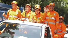 Pasukan Oranye mengantarkan pelepasan Gubernur DKI Jakarta Djarot Saiful Hidayat di Jalan Kebon Sirih, Jakarta, Minggu (15/10). Beberapa petugas Dinas Sumber Daya Air, Dinas Kebersihan, Satpol PP turut melepas Djarot. (Liputan6.com/Immanuel Antonius)