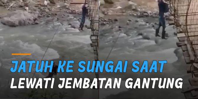 VIDEO: Pemotor Terpeleset dan Jatuh ke Sungai Saat Melewati Jembatan Gantung