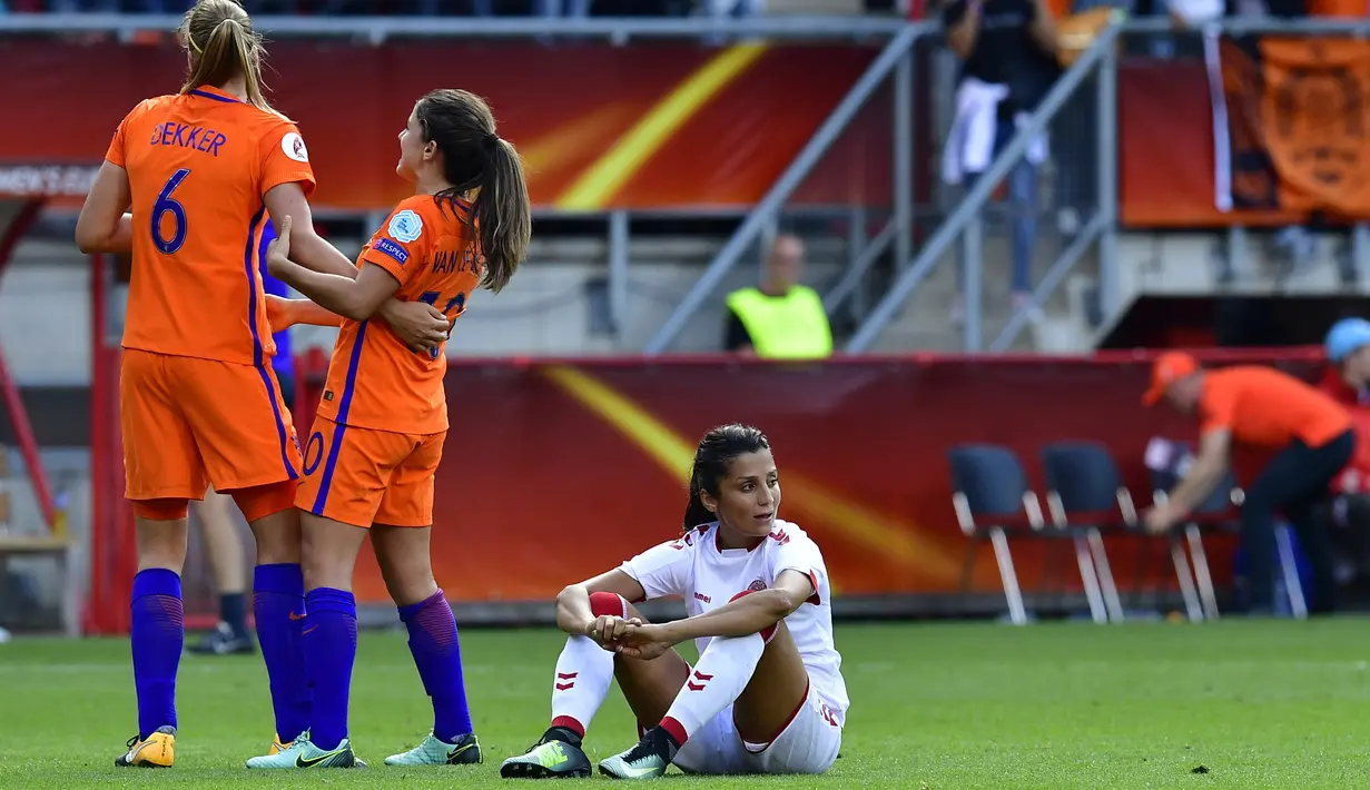 Ekspresi kecewa pemain Denmark, Nadia Nadim (kanan) usai laga final melawan Belanda pada Piala Eropa Wanita 2017 di FC Twente Stadium, Enschede, (6/8/2017). Belanda menang 4-1. (AFP/Tobias Schwarz)