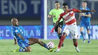 Pemain Persib Bandung, David Da Silva (kiri) berebut bola dengan pemain Madura United, Hugo Gomes Dos Santos Silva (Jaja) pada laga leg 1 final Championship Series BRI Liga 1 2023/2024 antara Persib Bandung melawan Madura United di Stadion Si Jalak Harupat, Bandung, Minggu (26/05/2024). (Bola.com/M Iqbal Ichsan)