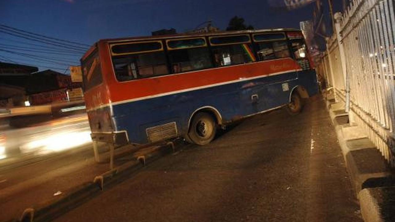 Metromini melintang tabrak separator busway