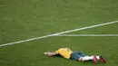 Penyerang Timnas Australia, Matthew Leckie, tergeletak di lapangan usai dipastikan gagal lolos ke fase 16 besar Piala Dunia 2014 setelah dikalahkan Belanda 2-3 di Stadion Beira Rio, Porto Alegre, Brasil, (18/6/2014). (REUTERS/Edgard Garrido)