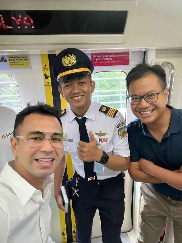 Raffi Ahmad naik LRT. (Instagram/ raffinagita1717)