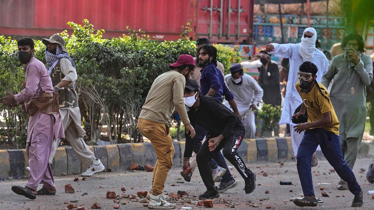 FOTO: Suasana Memanas di Lahore: Pendukung TLP Bentrok dengan Polisi Jelang Pawai Pro-Palestina