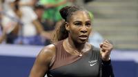 Ekspresi Serena Williams setelah berhasil meraih poin saat melawan Magda Linette selama putaran pertama turnamen tenis AS Terbuka di New York, Amerika Serikat, Senin (27/8). (AP Photo/Julio Cortez)