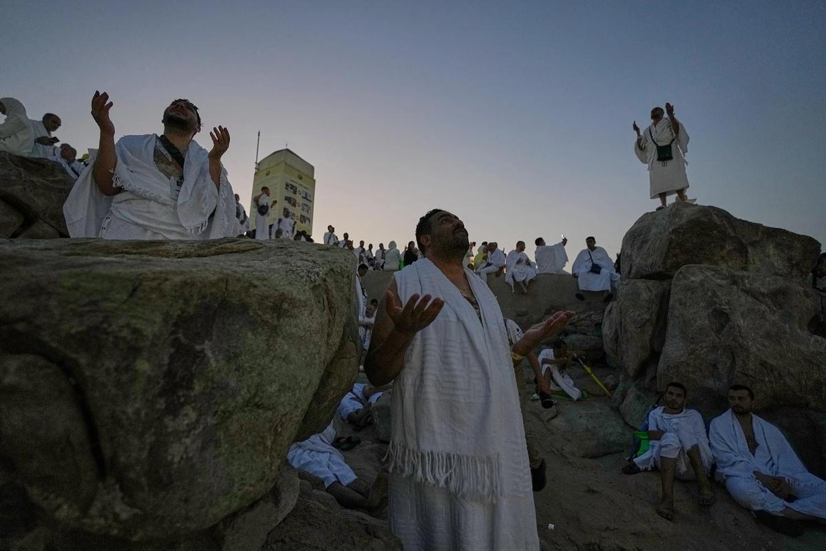 FOTO: Khusyuk Jemaah Haji Berdoa di Jabal Rahmah
