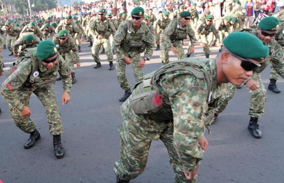 Baret hijau goyang 'flashmob' di Bundaran HI