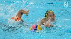 Pemain polo air putri DKI Jakarta (kiri) berebut bola dengan pemain polo air putri Jambi di Kejuaraan Akuatik Indonesia Open 2017 di Stadion Akuatik GBK, Jakarta, Minggu (10/12). DKI Jakarta unggul 28-2. (Liputan6.com/Helmi Fithriansyah)