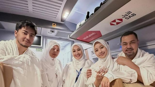 Momen Annisa Trihapsari Umrah Bareng Anak dan Menantu