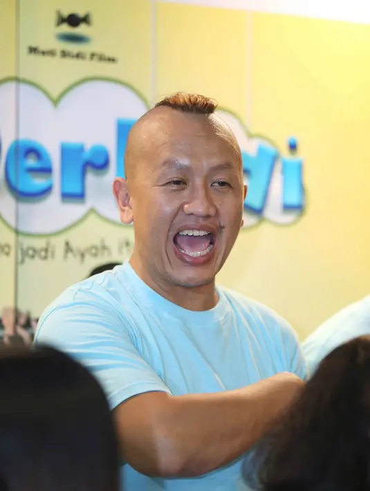 "Terus terang, hari ini gue dibikin nangis sama dia (Vino). Pendalamannya luar biasa. sama anak kandungnya pun dekat banget. Dia laki-laki yang sangat Super Didi," aku Sandy Pas Band, di Gandaria City. (Nurwahyunan/Bintang.com)