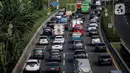 Suasana kemacetan lalu lintas saat jam berangkat kerja di sejumlah jalanan Jakarta, Rabu (27/7/2022) pagi. Polda Metro Jaya mengusulkan agar jam kerja kantor di wilayah DKI Jakarta diubah untuk mengurangi kemacetan. (Liputan6.com/Faizal Fanani)
