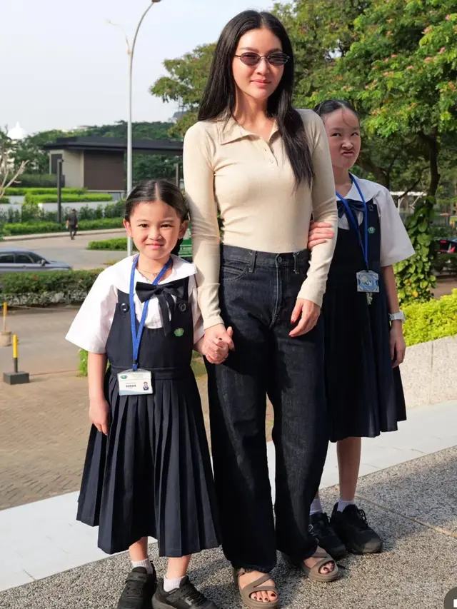 Sarwendah saat antar kedua putrinya di sekolah dengan gaya kasual. [@sarwendah29]