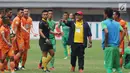  Pelatih Borneo FC, Iwan Setiawan (kaos kuning) saat mendampingi timnya di Stadion Patriot Candrabhaga, Bekasi, Rabu (20/9). Menurutnya, dirinyalah yang lebih cocok untuk menukangi timnas, ketimbang Indra Sjafri. (Liputan6.com/Helmi Fithriansyah)