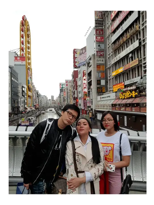 "Pasangan romantis.. Semoga langgeng selamanya. Amin," tulis maria_yuwono. "Awet muda, awet mesrana," tulis bun2ratnaindriani. "Ya malah seneng dong mbak lihat kalian mesra, rukun.selalu," tulis erowati0016. (Instagram/dewigita01)