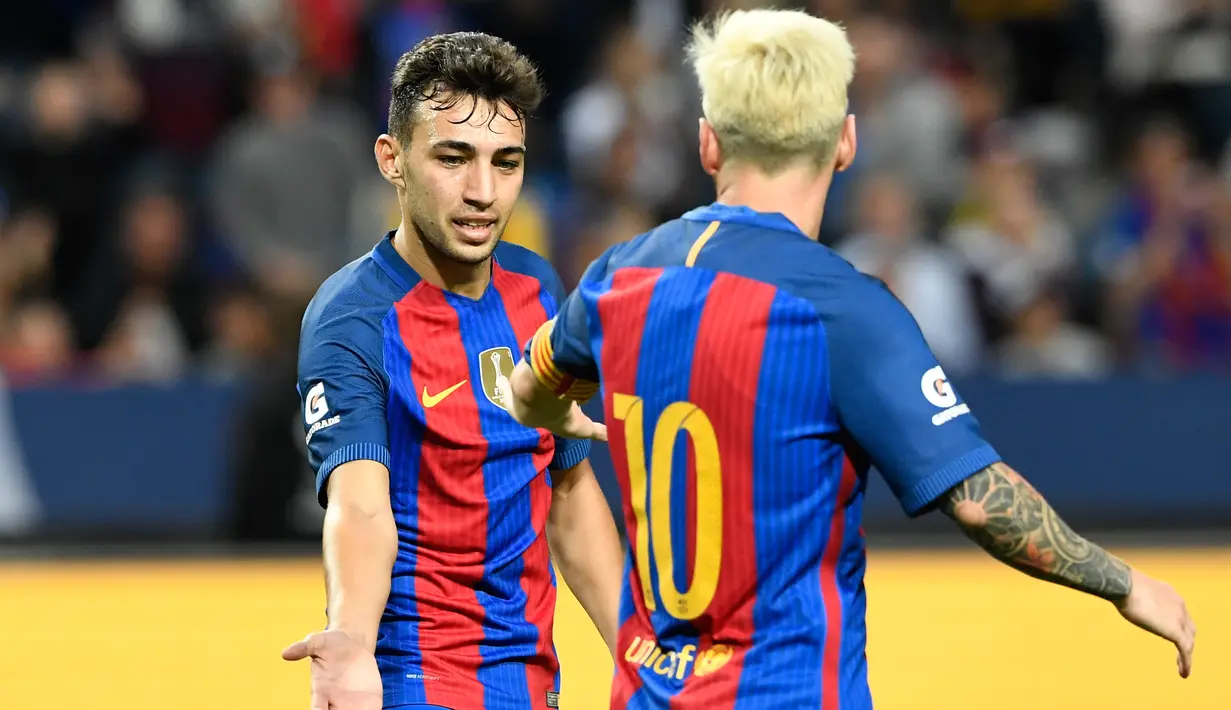 Munir El Haddadi melakukan selebrasi bersama Lionel Messi usai mencetak gol ke gawang Leicester City di  International Champions Cup di Friends Arena, Swedia, (4/8). Barcelona menang atas Leicester dengan skor 4-2. (AFP PHOTO/Jonathan Nackstrand)