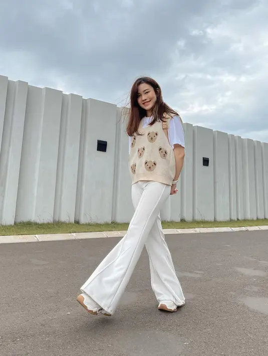 Outfit yang digunakan juga didominasi warna pastel yang lembut. (jessicajane99).