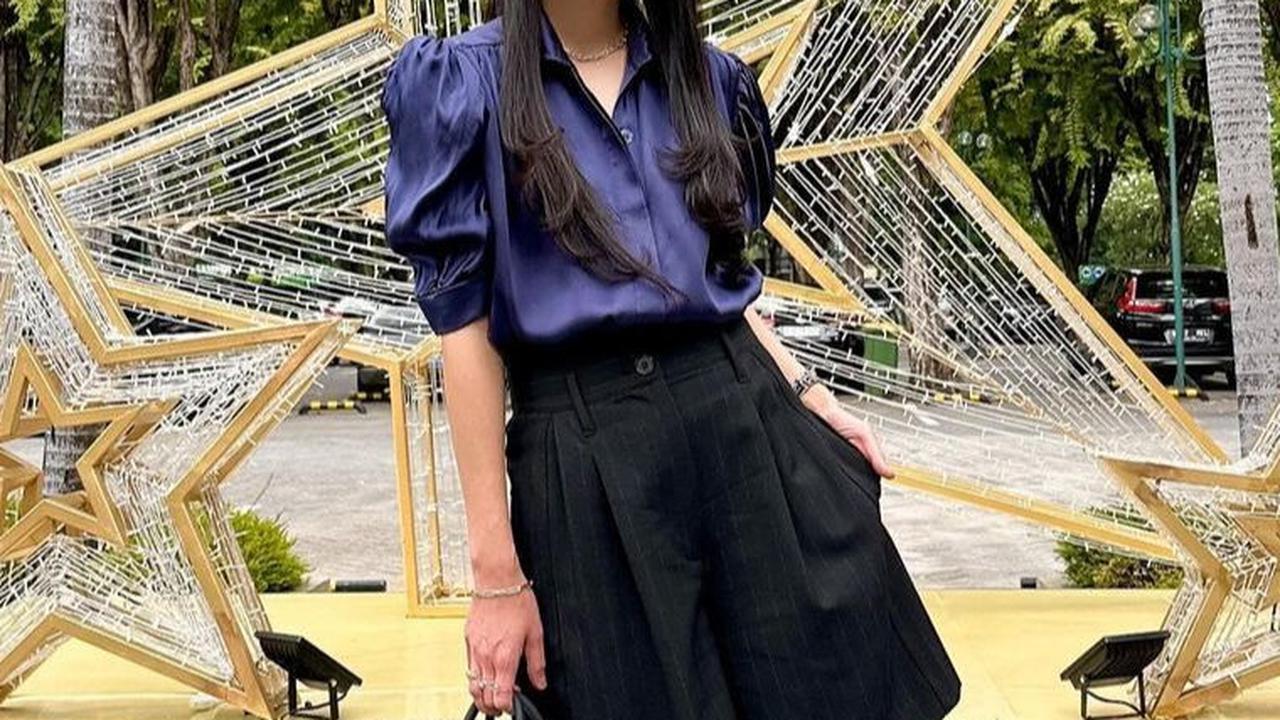 Sandra Dewi salah satu artis yang sejak dulu setia dengan rambut hitam dan panjangnya. Rambut Sandra selalu terawat dan tampak berkilau.