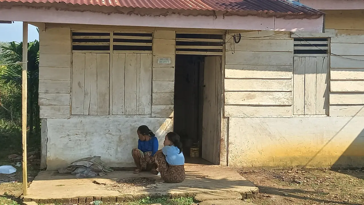 Perempuan Rimba atau SAD Tumenggung Yudi di kawasan pemukiman di Desa Pelakar Jaya, Kecamatan Pamenang, Kabupaten Merangin, Jambi