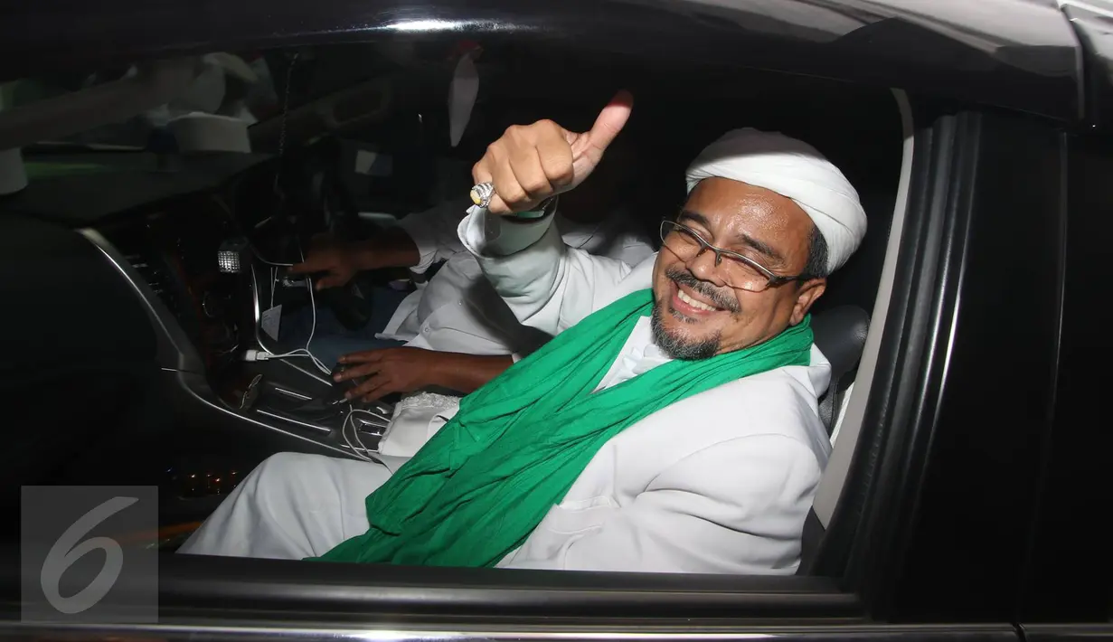 Pimpinan FPI, Muhammad Rizieq Shihab menyapa awak media usai menjalani pemeriksaan di Bareskrim, Jakarta, Rabu (23/11). Rizieq diperiksa sebagai saksi ahli dalam kasus penistaan agama yang diduga dilakukan Ahok. (Liputan6.com/Immanuel Antonius)