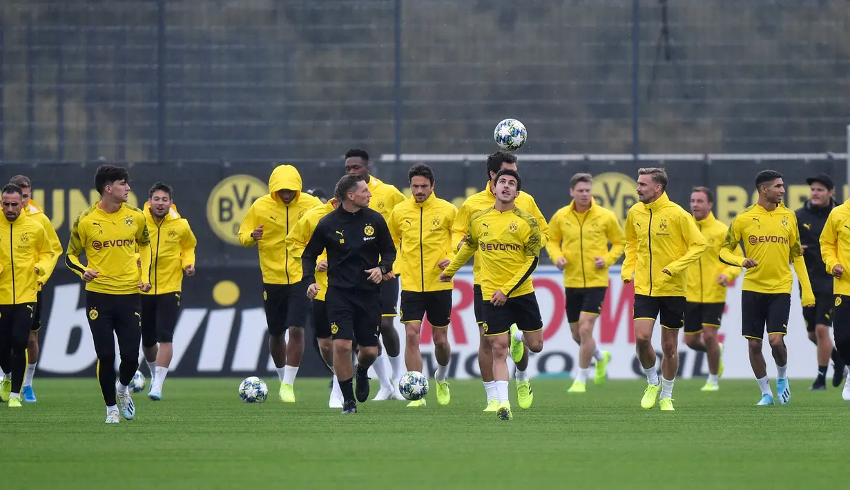 Para pemain Borussia Dortmund berlatih di Dortmund, Jerman, Senin (16/9/2019). Dortmund siap menjamu Barcelona pada laga Grup F Liga Champions di Signal Iduna Park. (AP Photo/Martin Meissner)