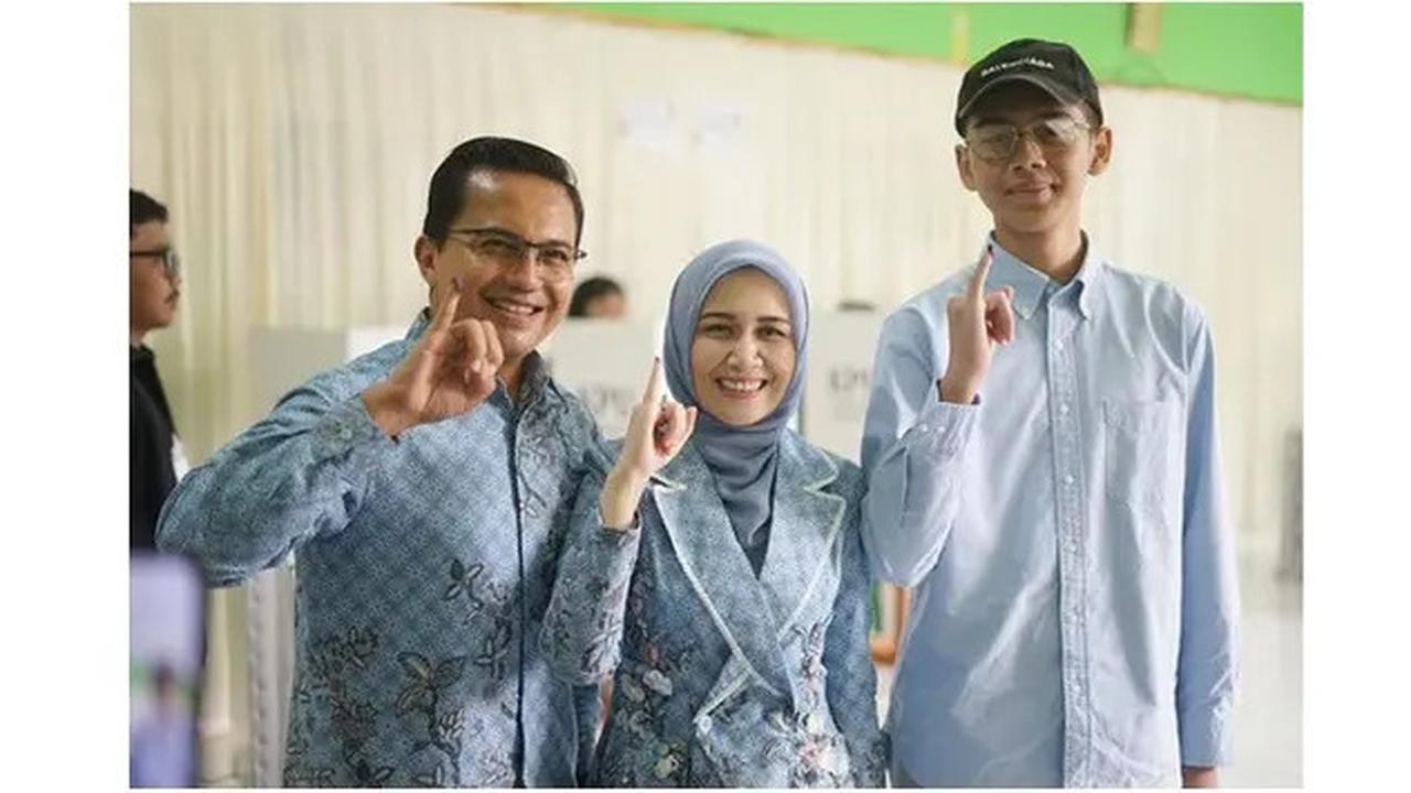 12 Potret Artis Nyoblos Pilkada 2024, Raffi Ahmad hingga Rano Karno Pamer Tinta Ungu